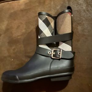 Burberry Rain boots only worn 3 times. Great condition. Amazing quality brand.